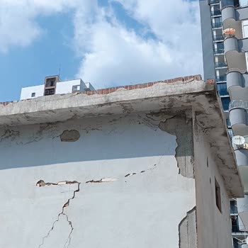 Otoparkta Trafodan Dökülen Duvarlar Araçlarımıza Zarar Veriyor, Acil Çözüm Bekliyoruz