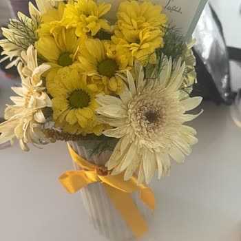 Özel Günde Solmuş Ve Küflü Çiçek Gönderildi