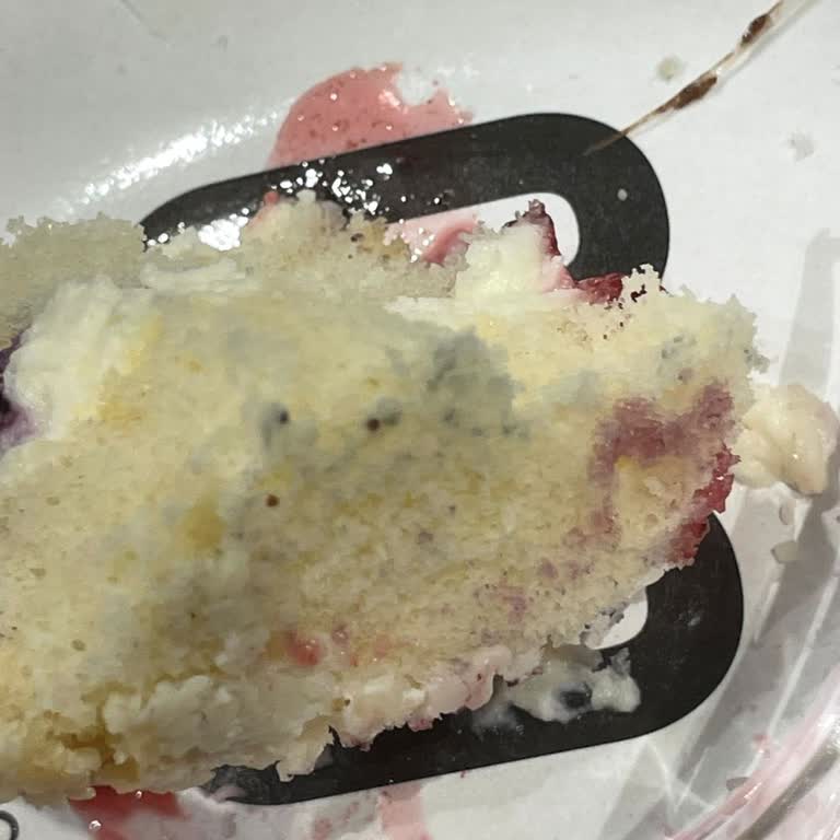 Küflü Pasta Satışı Ve İlgisiz Personel Nedeniyle Mağduriyet