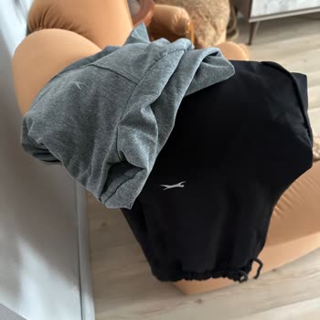 Tekrar Eden Yanlış Ürün Gönderimi: Gri Eşofman Altı Yerine Sürekli Siyah Alt Geliyor