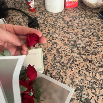 ÇiçekSepeti Hayal Kırıklığı Yaratan Gül Buketi: Görsel İle Gerçek Ürün Arasındaki Büyük Fark