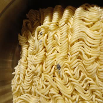 Aldığım Noodle'da Küf Benzeri Siyah Maddelerle Karşılaştım