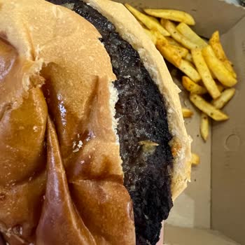 Yanık Ve Çiğ Etli Burger Hijyen Ve Lezzet Sorununa Yol Açtı