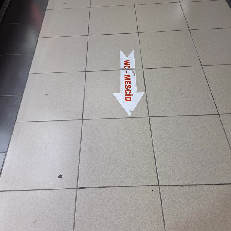 Yabancılar Çarşısında Yere Yazılan Yönlendirme Yazıları Rahatsızlık Yaratıyor