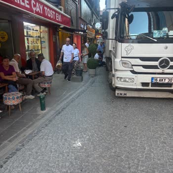 Migros Kamyonunun Tüm Gün Parkı İşlerimizi Aksatıyor, Çözüm Bekliyoruz
