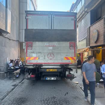 Migros Kamyonunun Tüm Gün Parkı İşlerimizi Aksatıyor, Çözüm Bekliyoruz