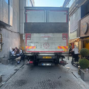 Migros Kamyonunun Tüm Gün Parkı İşlerimizi Aksatıyor, Çözüm Bekliyoruz