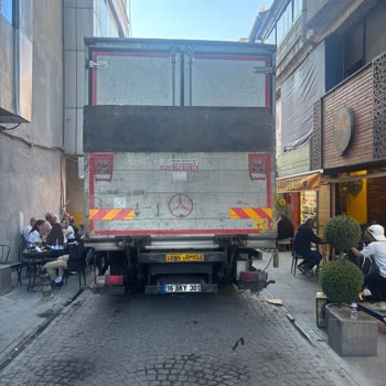 Migros Kamyonunun Tüm Gün Parkı İşlerimizi Aksatıyor, Çözüm Bekliyoruz