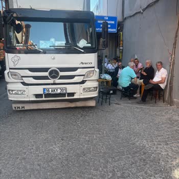 Migros Kamyonunun Tüm Gün Parkı İşlerimizi Aksatıyor, Çözüm Bekliyoruz