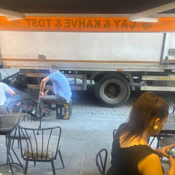 Migros Kamyonunun Tüm Gün Parkı İşlerimizi Aksatıyor, Çözüm Bekliyoruz