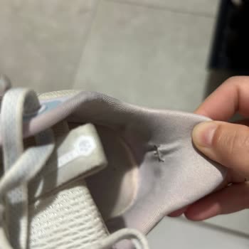 FLO'dan Aldığım Ayakkabı İki Haftada Yırtıldı, Çözüm Sunulmadı