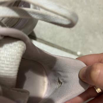 FLO'dan Aldığım Ayakkabı İki Haftada Yırtıldı, Çözüm Sunulmadı