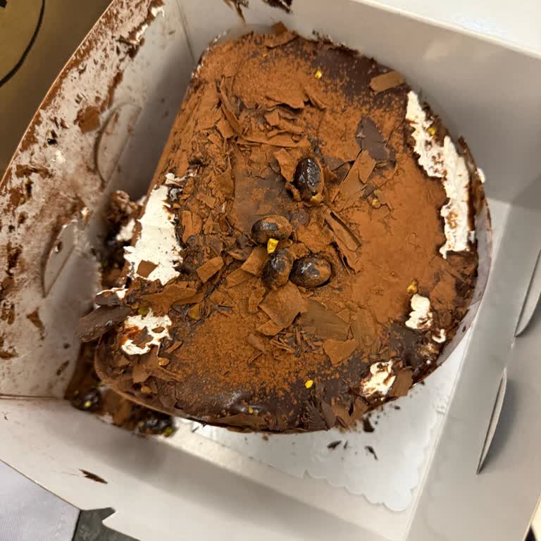 Doğum Günü Pastası Hasarlı Geldi Misafirlere Mecbur Dağıttım