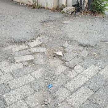 Sarıyer Belediyesi Maslak'ta Onarılmayan Yol Ve Kaldırım Sorunu Yaya Ve Araçları Zorluyor!