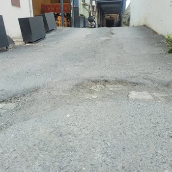 Sarıyer Belediyesi Maslak'ta Onarılmayan Yol Ve Kaldırım Sorunu Yaya Ve Araçları Zorluyor!