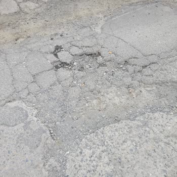 Sarıyer Belediyesi Maslak'ta Onarılmayan Yol Ve Kaldırım Sorunu Yaya Ve Araçları Zorluyor!