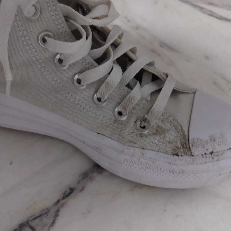 Islak Zeminde Converse Ayakkabının Kayması Sonucu Ciddi Sakatlanma Yaşadım