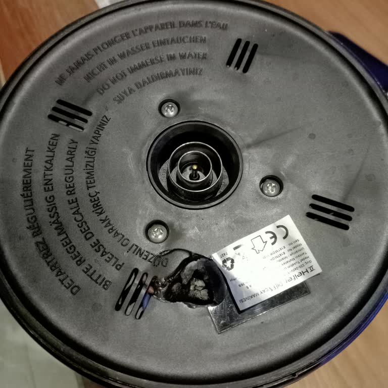 Çay Makinesinde Elektrik Kablosu Yanması ve Plastik Aksam Erimesi Sonucu Ücret İadesi Talebi