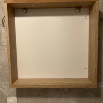 Kırık Ve Eksik Parçalı Banyo Dolabı, Kurulumu İmkansız!