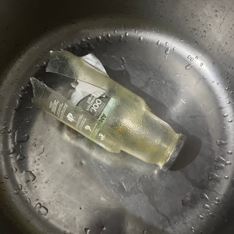 Patlayan Portakal Suyu Şişesiyle Yaşanan Tehlikeli Anlar