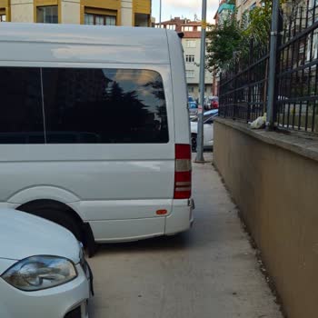 Ümraniye'de Uygunsuz Park Sorunu Yayaları Ve Trafiği Mağdur Ediyor