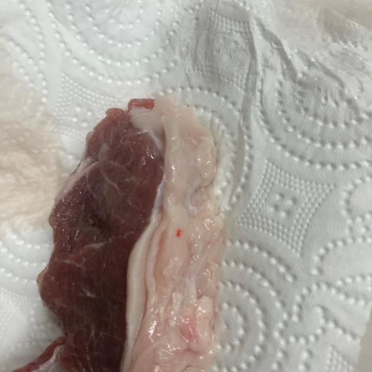 Kasap Reyonundan Alınan Ette Plastik Parçaları Ve İlgisiz Personel