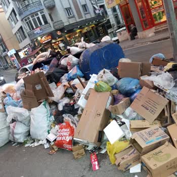 Kaldırımda Biriken Çöplerin Temizlenmesi Talebi