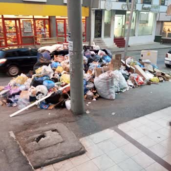 Kaldırımda Biriken Çöplerin Temizlenmesi Talebi
