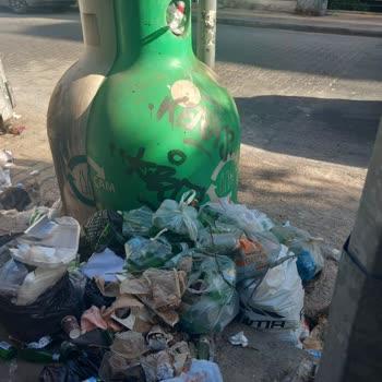 Karşıyaka'da Çöp Sorunu Ve Gürültülü Temizlik Hizmeti Nedeniyle Yaşanan Rahatsızlık