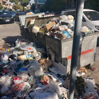 Karşıyaka'da Çöp Sorunu Ve Gürültülü Temizlik Hizmeti Nedeniyle Yaşanan Rahatsızlık