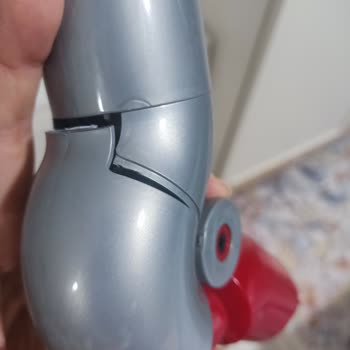 Dyson V12 Süpürge Ek Aparatı Rutin Kullanımda Kırıldı, Garanti Kapsamında Destek Talebi