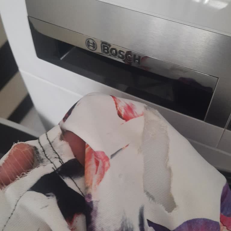 Bosch Çamaşır Makinesi Giysileri Yırtıyor, Servis Çözüm Sunmuyor