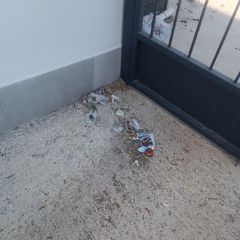 BİM Mağazası Çevresindeki Çöpler Evimize Kadar Ulaşıyor, Temizlik Yapılmıyor