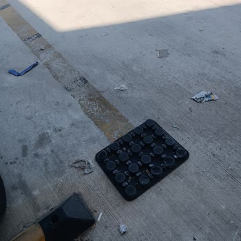 BİM Mağazası Çevresindeki Çöpler Evimize Kadar Ulaşıyor, Temizlik Yapılmıyor