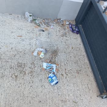 BİM Mağazası Çevresindeki Çöpler Evimize Kadar Ulaşıyor, Temizlik Yapılmıyor