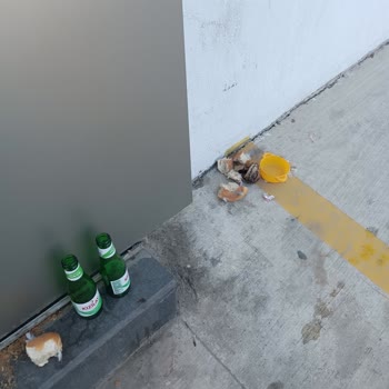 BİM Mağazası Çevresindeki Çöpler Evimize Kadar Ulaşıyor, Temizlik Yapılmıyor