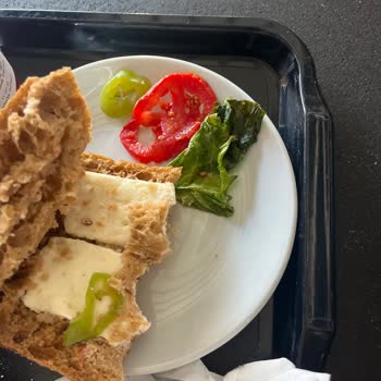 Starbucks'ta Sürekli Bayat Sandviç Sorunu Ve Kalıcı Çözüm Talebi