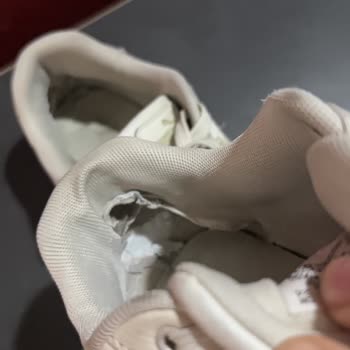 FLOdan Alınan Ayakkabı Kısa Sürede Yırtıldı Değişim Reddedildi