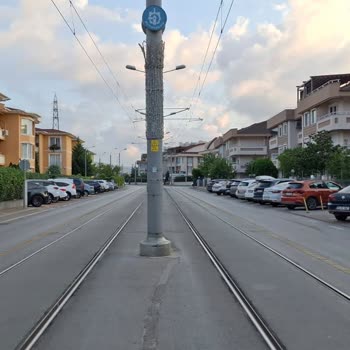 Kaldırımların Araçlar Tarafından İşgal Edilmesi Yayaların Güvenliğini Tehdit Ediyor