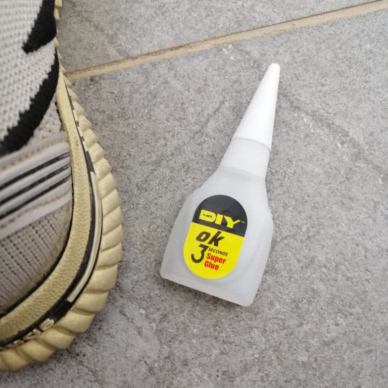 Aldığım Yapıştırıcı Hiçbir Eşyada İşe Yaramadı, Değişim Talep Ediyorum