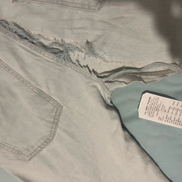 Pantalón de hombre Lefties rasgado: solicito cambio o reembolso