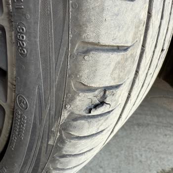 Sıfır Mercedes’in Ön Lastiklerinde Hızlı Aşınma Ve İade Talebi