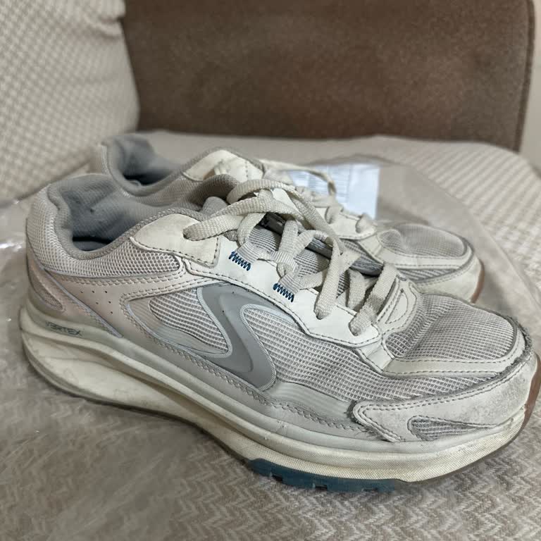 I Face Severe Wear and Color Fading on Skechers Vartex-Arke Shoes