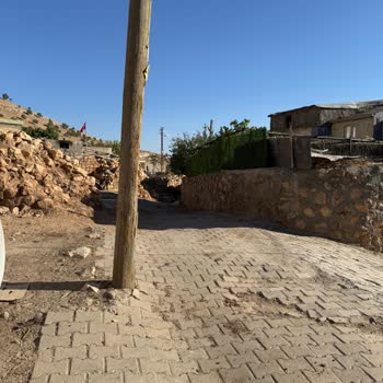 Tehlikeli Elektrik Direği İçin Çözüm Bekleniyor