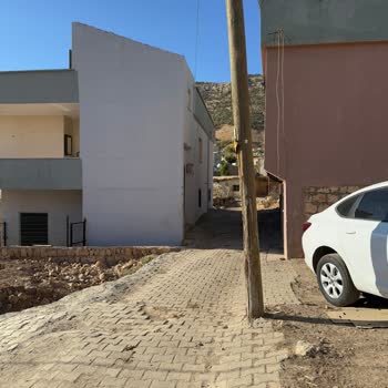 Kırılmak Üzere Olan Elektrik Direği Güvenlik Riski Oluşturuyor, Acil Müdahale Bekliyoruz