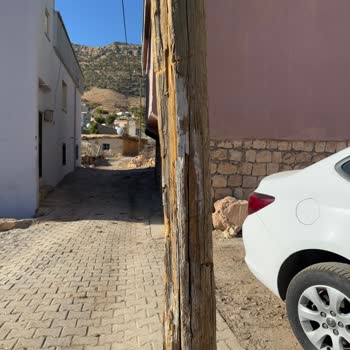 Kırılmak Üzere Olan Elektrik Direği Güvenlik Riski Oluşturuyor, Acil Müdahale Bekliyoruz