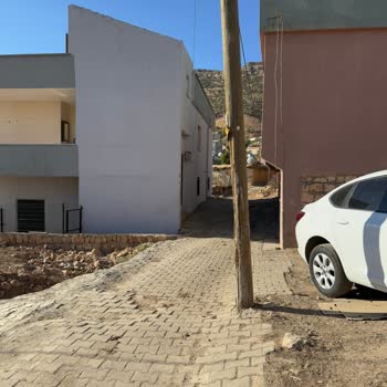 Kırılmak Üzere Olan Elektrik Direği Güvenlik Riski Oluşturuyor, Acil Müdahale Bekliyoruz