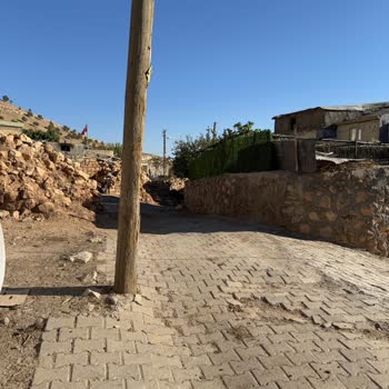 Kırılmak Üzere Olan Elektrik Direği Güvenlik Riski Oluşturuyor, Acil Müdahale Bekliyoruz