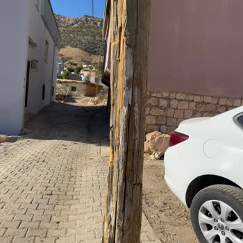 Kırılmak Üzere Olan Elektrik Direği Güvenlik Riski Oluşturuyor, Acil Müdahale Bekliyoruz