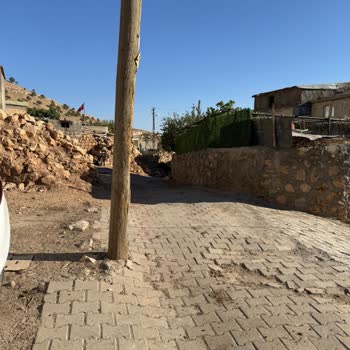 Kırılmak Üzere Olan Elektrik Direği Güvenlik Riski Oluşturuyor, Acil Müdahale Bekliyoruz